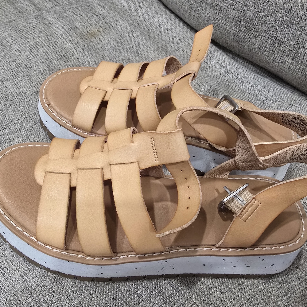 Universal Thread Tan Platform Sandals - image 1